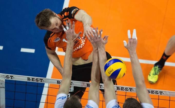Berlin, Deutschland, 29.03.2016: Volleyball CEV CUP Finale Hinspiel Saison 2015 2016 - Berlin Recycling Volleys - Gazprom-Ugra Surgut. Paul Carroll (BR Volleys 12)