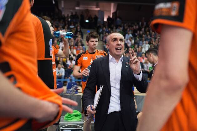 Berlin, Deutschland, 29.03.2016: Volleyball CEV CUP Finale Hinspiel Saison 2015 2016 - Berlin Recycling Volleys - Gazprom-Ugra Surgut. Trainer Roberto Serniotti (BR Volleys)