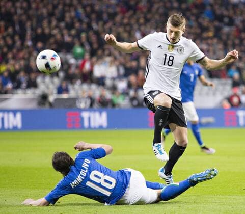 München, 29.03.2016, Allianz Arena Riccardo Motolivo (Italien), Toni Kroos (Deutschland) Deutschland - Italien mm