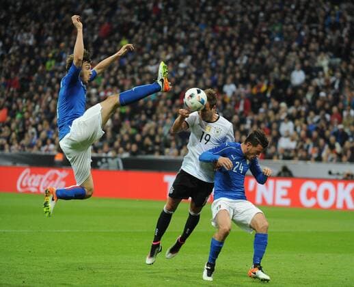 Fußball-Länderspiel: Deutschland - Italien in München 29.03.2016. Tor zum 2:0 für Deutschland durch Mario Götze. Matteo Darmian (li.) versucht abzuwehren. Re: Allesandro Florenzi. HM
