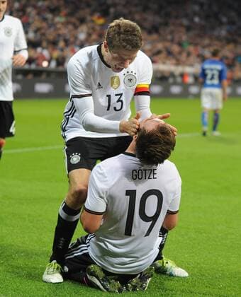 Fußball-Länderspiel: Deutschland - Italien in München 29.03.2016. Thomas Müller beglückwünscht Mario Götze (beide Deut.) nach seinem Tor zum 2:0. HM