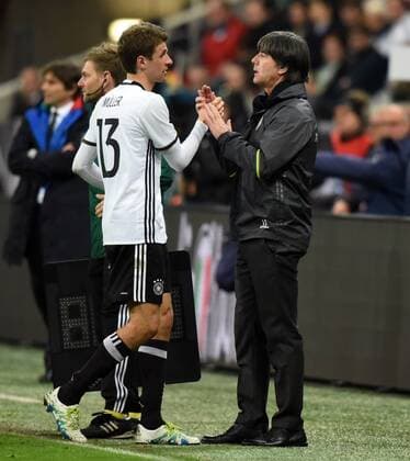 Fußball-Länderspiel: Deutschland - Italien in München 29.03.2016. Bundestrainer Joachim Löw (Deut.) wechselt Thomas Müller aus. HM