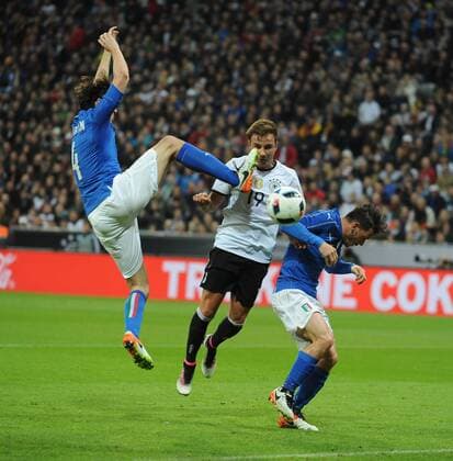 Fußball-Länderspiel: Deutschland - Italien in München 29.03.2016. Tor zum 2:0 für Deutschland durch Mario Götze (Mitte), der sich gegen Matteo Darmian (li.) und Alessandro Florenzi durchsetzt. HM