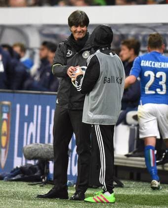 Fußball-Länderspiel: Deutschland - Italien in München 29.03.2016. Bundestrainer Joachim Löw mit Balljungen HM