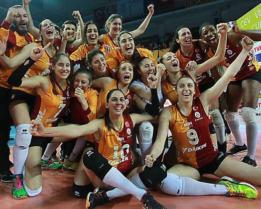 Bilder des Tages - SPORT 2016 CEV Volleyball Cup - Women - Final first leg match between Galatasaray Istanbul vs Dinamo Krasnadar in Istanbul on March 29 , 2016. Final Score: Galatasaray 3 - Dinamo Krasnadar 2 Sets : (25 -14) (22-25) (25-16) (21-25) (15-13)players celebrates after the match.and of Dinamo Krasnadar. 