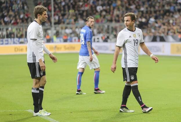 Mario GOETZE, DFB 19 Thomas MUELLER, DFB 13 reden, diskutieren, streiten, unterhalten, Aktion DEUTSCHLAND - ITALIEN (4 -1 ) Freundschaftsspiel, friendly match, Deutsche Fussball Nationalmannschaft, DFB am 29.03.2016 in Muenchen.