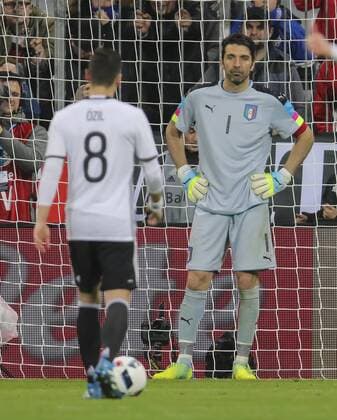 Gianluigi BUFFON, ITA Torwart 1Ganzfigur, Aktion, Portrait, Einzelbild DEUTSCHLAND - ITALIEN (4 -1 ) Freundschaftsspiel, friendly match, Deutsche Fussball Nationalmannschaft, DFB am 29.03.2016 in Muenchen.