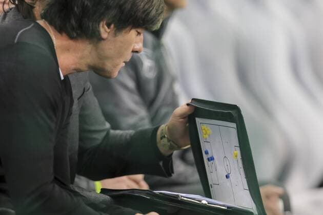 DFB Bundestrainer Joachim Jogi LOEW, LÖW,Thomas SCHNEIDER, DFB Co-Trainer, Assistenztrainer mit Taktiktafel Training Taktik Aufstellung DEUTSCHLAND - ITALIEN (4 -1 ) Freundschaftsspiel, friendly match, Deutsche Fussball Nationalmannschaft, DFB am 29.03.2016 in Muenchen.