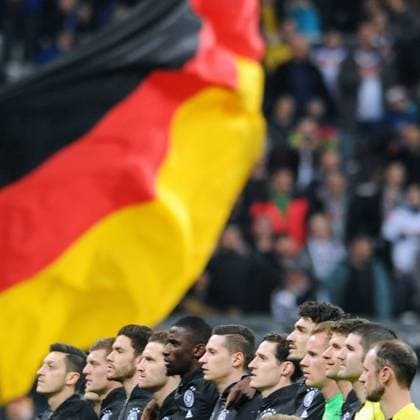 Themen der Woche SPORT Bilder des Tages - SPORT Fussball, Deutschland, Herren, Fussball DFB Länderspiel Nationalteam zur Euro 2016, Allianz Arena München: Deutschland - Italien 4:1; Die Mannschaft vor der Deutschland Fahne, v.li.: Mesut Özil (GER), Toni Kroos (GER), Jonas Hector (GER), Shkodran Mustafi (GER), Antonio Rüdiger (Deutschland), Julian Draxler (GER), Sebastian Rudy (GER), Mats Hummels (GER), Marc-Andre ter Stegen (Deutschland), Thomas Müller (GER)