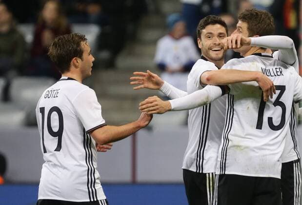 München , Fußball Länderspiel Deutschland vs. Italien , Jubel nach dem 3 : 0 , von links: Mario Götze Jonas Hector THomas Müller ( GER ) , Jubel Deutschland