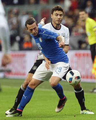 München , Fußball Länderspiel Deutschland vs. Italien , von links: Federico Bernardeschi ( ITA ) Jonas Hector ( GER )