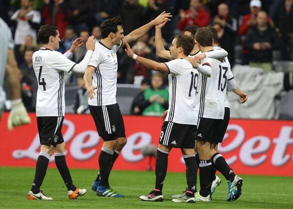 München , Fußball Länderspiel Deutschland vs. Italien , Jubel Deutschland , von links: Sebastian Rudy Mats Hummels Mario Götze Thomas Müller