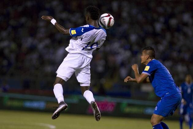 Alberth Elis (L) of Honduras in action against Darwin Ceren (R) of El Salvador during the FIFA World Cup WM Weltmeisterschaft Fussball 2018 Qualification soccer match between Honduras and El Salvador at the Estadio Olímpico in San Pedro Sula, Honduras, 29 March 2016. Honduras vs El Salvador !ACHTUNG: NUR REDAKTIONELLE NUTZUNG!  TEG2001 20160330-635949098656638275