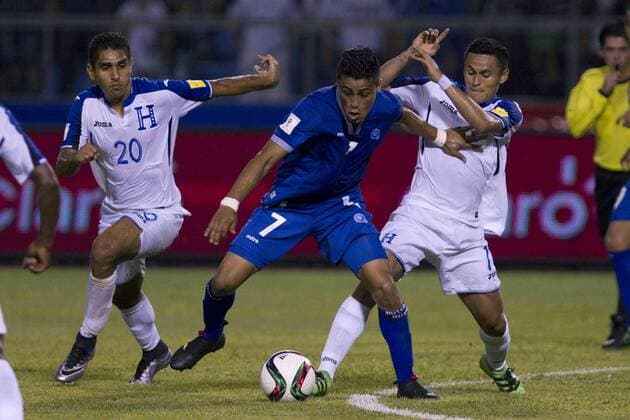 Jorge Claros (L) and Andy Najar (R) of Honduras in action against Darwin Ceren (C) of El Salvador during the FIFA World Cup WM Weltmeisterschaft Fussball 2018 Qualification soccer match between Honduras and El Salvador at the Estadio Olímpico in San Pedro Sula, Honduras, 29 March 2016. Honduras vs El Salvador !ACHTUNG: NUR REDAKTIONELLE NUTZUNG!  TEG2001 20160330-635949099308874275