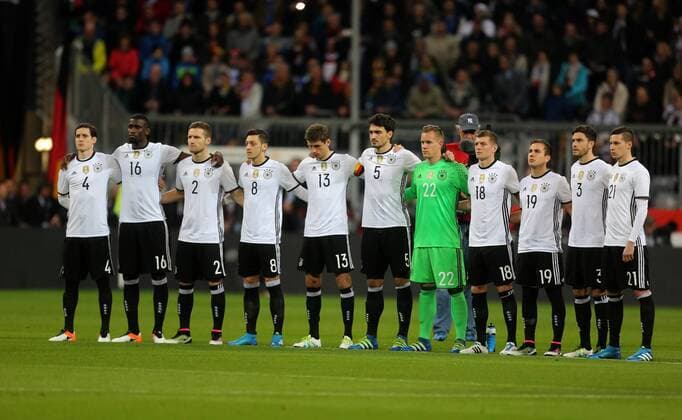 Sebastian Rudy (Deutschland), Antonio Rüdiger (Deutschland), Shkodran Mustafi (Deutschland), Mesut Özil (Deutschland), Thomas Müller (Deutschland), Mats Hummels (Deutschland), Marc-Andre ter Stegen (Torwart Deutschland), Toni Kroos (Deutschland), Mario Götze (Deutschland), Jonas Hector (Deutschland), Julian Draxler (Deutschland), von links, bei einer Schweigeminute für den verstorbenen Johann Cruyff Deutschland - Italien Freundschaftsspiel ,Fussball, Nationalmannschaft, DFB, 2016, Fußball, Fussball, soccer, Herren, Männer, Maenner, Deutschland, Germany, Ergebnis Berlin, 29.3.2016