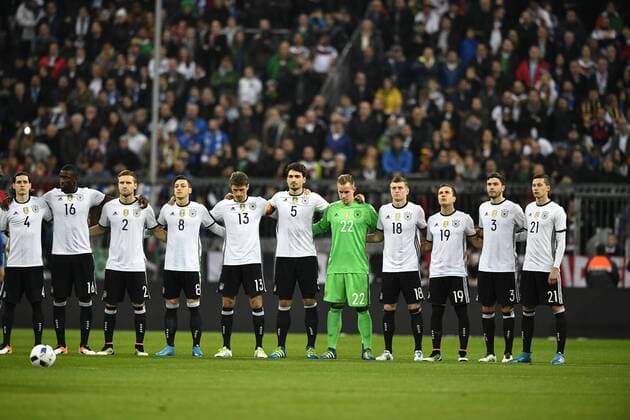Schweigeminute Gedenken an Johan Cruyff (NED) zu dessen Tod am 24.03.2016 DFB Länderspiel Nationalteam Deutschland gegen Italien Freundschaftsspiel Fußball Herren GER vs ITA Allianz Arena München 29.03.2016 DFB Länderspiel Nationalteam Deutschland gegen Italien