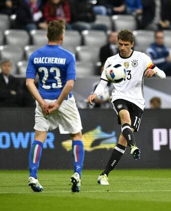 Zweikampf, Aktion Thomas Müller (GER) (rechts) gegen Emanuele Giaccherini (ITA) (links) DFB Länderspiel Nationalteam Deutschland gegen Italien Freundschaftsspiel Fußball Herren GER vs ITA Allianz Arena München 29.03.2016 DFB Länderspiel Nationalteam Deutschland gegen Italien