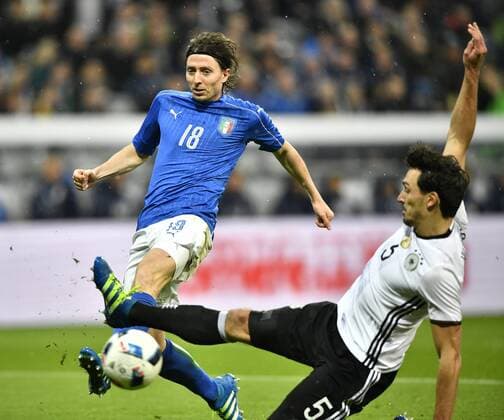 Zweikampf, Aktion Mats Hummels (GER) (rechts) rettet vor Riccardo Montolivo (ITA) DFB Länderspiel Nationalteam Deutschland gegen Italien Freundschaftsspiel Fußball Herren GER vs ITA Allianz Arena München 29.03.2016 DFB Länderspiel Nationalteam Deutschland gegen Italien