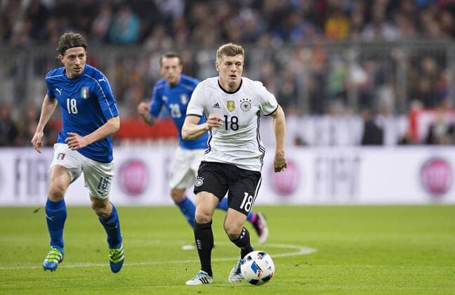München, 29.03.2016, Allianz Arena Toni Kroos (Deutschland), Riccardo Motolivo (Italien) Deutschland - Italien mm