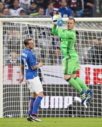 München, 29.03.2016, Allianz Arena Torwart Marc Andre ter Stegen (Deutschland) vor Federico Bernardeschi (Italien) Deutschland - Italien mm