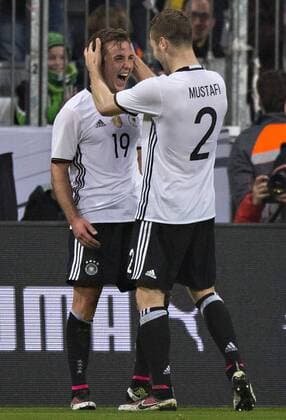München, 29.03.2016, Allianz Arena Mario Götze (Deutschland), Shkodran Mustafi (Deutschland) Deutschland - Italien mm
