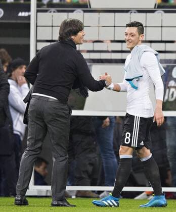 München, 29.03.2016, Allianz Arena Trainer Joachim Löw (Deutschland), Mesut Özil (Deutschland) Deutschland - Italien mm