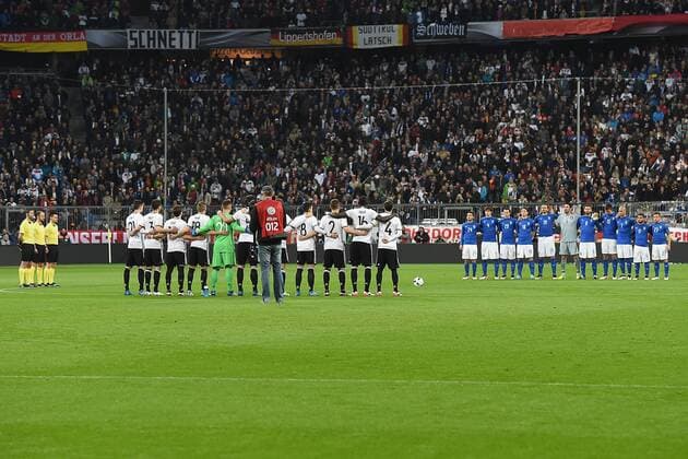 Fußball Länderspiel Deutschland - Italien am 29.03.2016 in der Allianz Arena in München Schweigeminute für den verstorbenen Johan Cruyff xRx