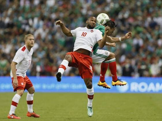 Marco Fabian de la Mora (R) of Mexico against Junior Hoilett (L) of Canada during their FIFA World Cup WM Weltmeisterschaft Fussball 2018 Qualification soccer match at Azteca stadium in Mexico City, Mexico, 29 March 2016. MEXICO VS. CANADA !ACHTUNG: NUR REDAKTIONELLE NUTZUNG!  MEX50 20160330-635949123815384427