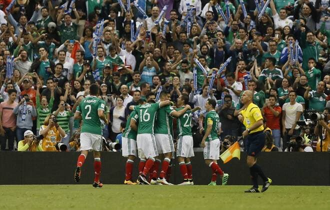 Players of Mexico celebrate a goal against Canada during their FIFA World Cup WM Weltmeisterschaft Fussball 2018 Qualification soccer match at Azteca stadium in Mexico City, Mexico, 29 March 2016. MEXICO VS. CANADA !ACHTUNG: NUR REDAKTIONELLE NUTZUNG!  MEX50 20160330-635949135731912427