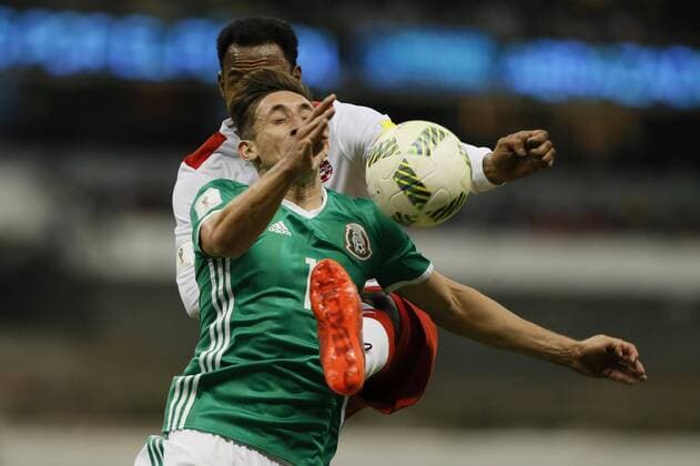 Hector Herrera (F) of Mexico against Julian Bobbi de Guzman (B) of Canada during their FIFA World Cup WM Weltmeisterschaft Fussball 2018 Qualification soccer match at Azteca stadium in Mexico City, Mexico, 29 March 2016. MEXICO VS. CANADA !ACHTUNG: NUR REDAKTIONELLE NUTZUNG!  MEX50 20160330-635949147901783674