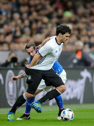 29. Maerz 2016: Muenchen, Allianz Arena: Fussball Testspiel: Deutschland - Italien: Mats Hummels (Deutschland) gegen Federico Bernardeschi (Italien).