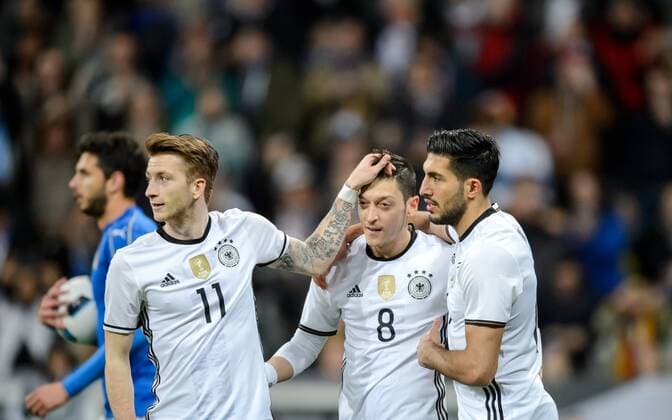 29. Maerz 2016: Muenchen, Allianz Arena: Fussball Testspiel: Deutschland - Italien: Torjubel Deutschland mit Marco Reus, Mesut Oezil und Emre Can.