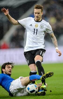 29. Maerz 2016: Muenchen, Allianz Arena: Fussball Testspiel: Deutschland - Italien: Marco Reus (Deutschland) gegen Marco Parolo (Italien).