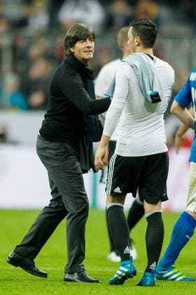 Muenchen Bundestrainer Joachim Jogi Loew mit Mesut Oezil (GER 8) nach dem Freundschaftsspiel zwischen Deutschland und Italien am 29.03.2016, Copyright: Schueler Eibner-Pressefoto EP_JSE