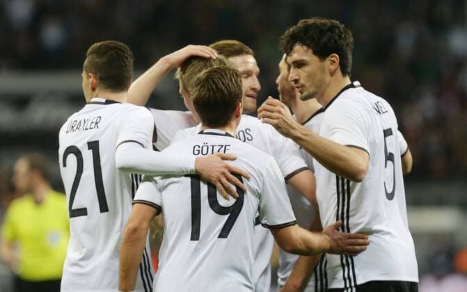 München , Fußball Länderspiel Deutschland vs. Italien , Jubel Deutschland , von links: Julian Draxler Mario Götze Mats Hummels