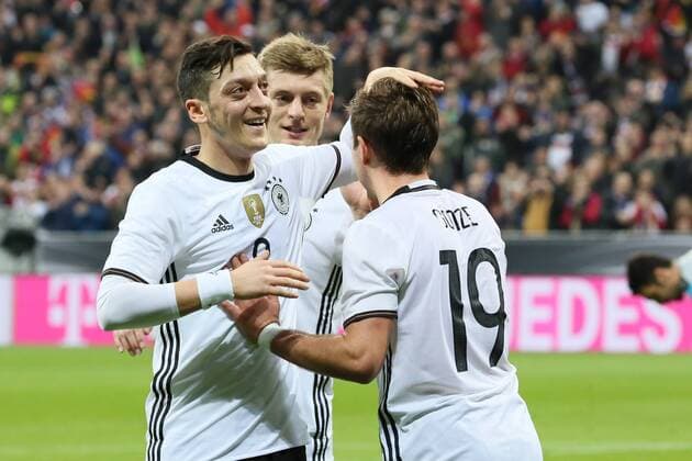 Torjubel Mario Götze (D) beim 2:0 mit Mesut Özil und Toni Kroos - Deutschland vs. Italien, Allianz Arena München