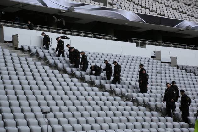 Sicherheitskräfte kontrollieren jede einzelne Sitzreihe in der Allianz Arena - Deutschland vs. Italien, Allianz Arena München