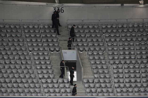 Sicherheitskräfte kontrollieren jede einzelne Sitzreihe in der Allianz Arena - Deutschland vs. Italien, Allianz Arena München