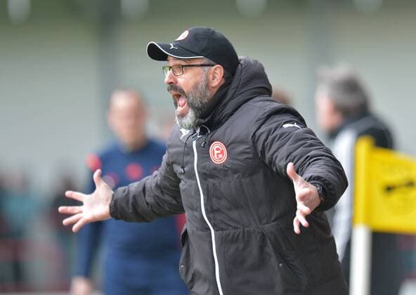 28.03.2016, Fussball, Regionalliga West, Saison 2015 2016, 31. Spieltag, Stadion an der Poststraße, Verl SC Verl - Fortuna Düsseldorf U23 1895 1 : 1 Taskin Aksoy (Trainer Fortuna Düsseldorf U23 1985), Aktion, Einzelbild, Quer, Mimik, Gestik, Trainer, Coach, Verärgert, Ã rger, sauer, Wut, wütend