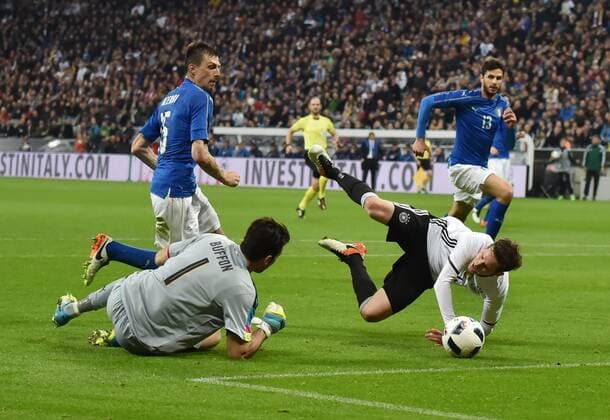 29.03.2016, Fussball Laenderspiel in Muenchen, Deutschland - Italien 4:1, Elfmeter für Deutschland, Torwart Gianluigi Buffon (Italien), li., bringt Sebastian Rudy (Deutschland) zu Fall.