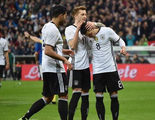 29.03.2016, Fussball Laenderspiel in Muenchen, Deutschland - Italien 4:1, Jubel Mesut Oezil, Mesut Özil (Deutschland), Marco Reus (Deutschland), Emre Can (deutschland), v.re.