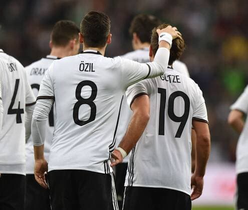 29.03.2016, Fussball Laenderspiel in Muenchen, Deutschland - Italien 4:1, Jubel Mario Goetze, Mario Götze (Deutschland), re., und Mesut Oezil, Mesut Özil (Deutschland)