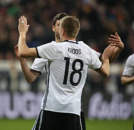 München, Fussball, Soccer, DFB, Länderspiel, Testspiel, Freundschaftsspiel, Deutschland - Italien, 29.03.2016, Allianzaren München, Jonas Hector, Toni Kroos, beide Deutschland, Torjubel