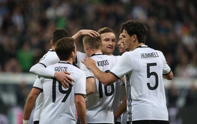 München, Fussball, Soccer, DFB, Länderspiel, Testspiel, Freundschaftsspiel, Deutschland - Italien, 29.03.2016, Allianzaren München, Mario Götze, Julian Draxler, Shkodran Mustafi, Toni Kroos, Jonas Hector, Mats Hummels, alle Deutschland, Torjubel