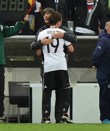 29.03.2016, Fussball Laenderspiel in Muenchen, Deutschland - Italien 4:1, Bundestrainer Joachim Loew, Joachim Löw (Deutschland), li., umarmt Mario Goetze, Mario Götze (Deutschland)