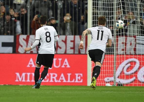 29.03.2016, Fussball Laenderspiel in Muenchen, Deutschland - Italien 4:1, Mesut Oezil, Mesut Özil (Deutschland), li., verwandelt den Elfmeter zum 4:0