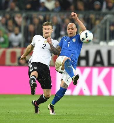 Fussball, Herren, Saison 2015 16, Länderspiel in München, Deutschland - Italien, v. l. Shkodran Mustafi (Deutschland), Simone Zaza (Italien), 29.03.2016,