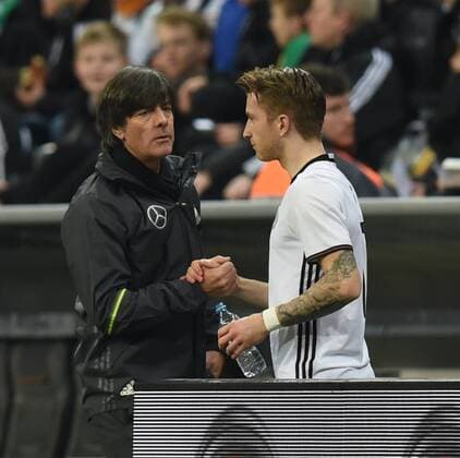 Fussball, Herren, Saison 2015 16, Länderspiel in München, Deutschland - Italien 4:1, v. l. Trainer Joachim Löw (Deutschland), Marco Reus (Deutschland), 29.03.2016,