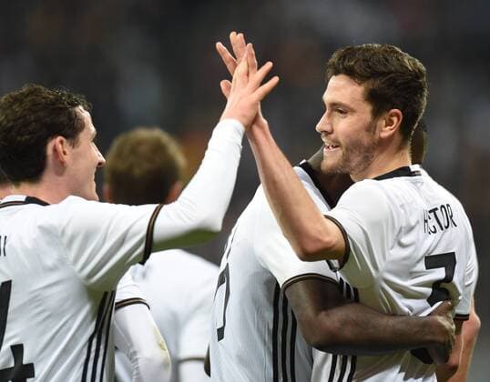 Fussball, Herren, Saison 2015 16, Länderspiel in München, Deutschland - Italien 4:1, Sebastian Rudy (Deutschland), Jonas Hector (Deutschland), Jubel nach Tor zum 3:0, 29.03.2016,