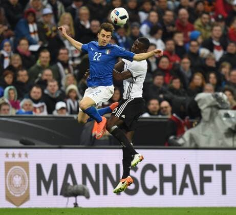 Fussball, Herren, Saison 2015 16, Länderspiel in München, Deutschland - Italien 4:1, v. l. Stephan El Shaarawy (Italien), Antonio Rüdiger (Deutschland), 29.03.2016,